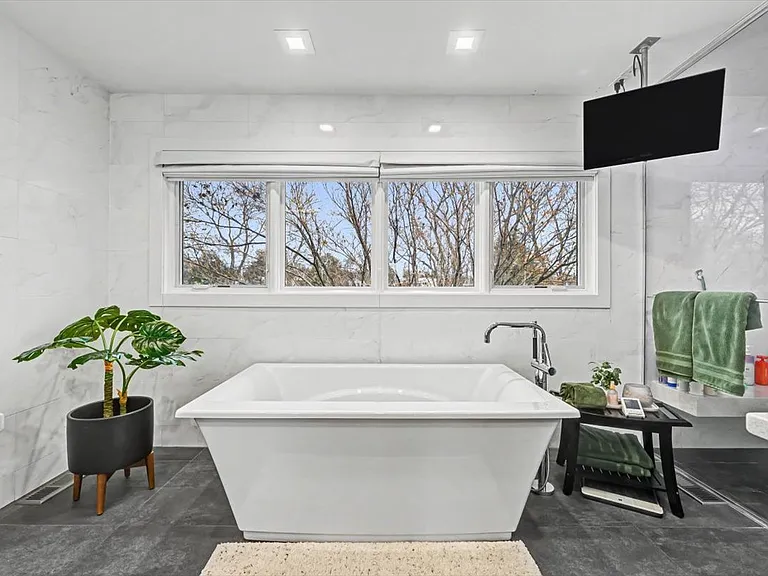 2076 Valley Lo Ln — Photo 19