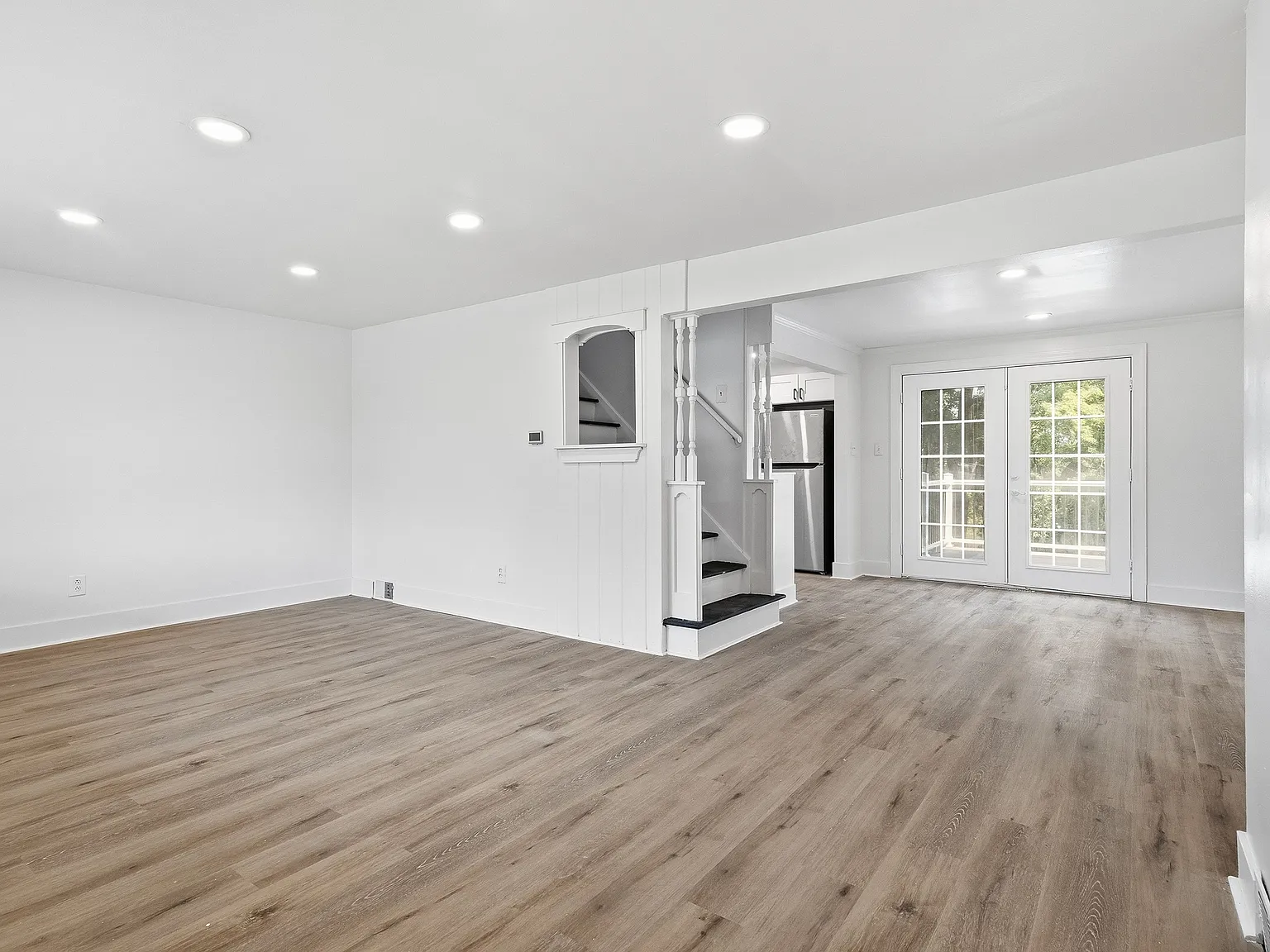 6 bed, 2.0 bath, 2237 sqft, $3,000 — Photo 2