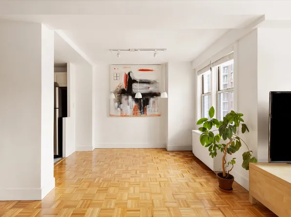 525 East 82nd Street image 9 of 27