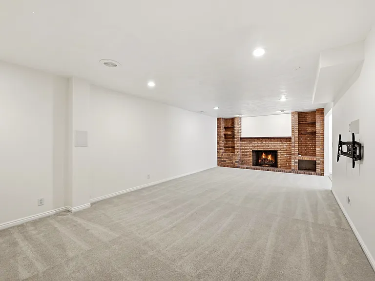 2480 Eastbourne Dr — Photo 28