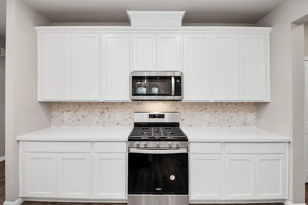 4 bed, 2.5 bath, 2465 sqft, $3,000 — Photo 3