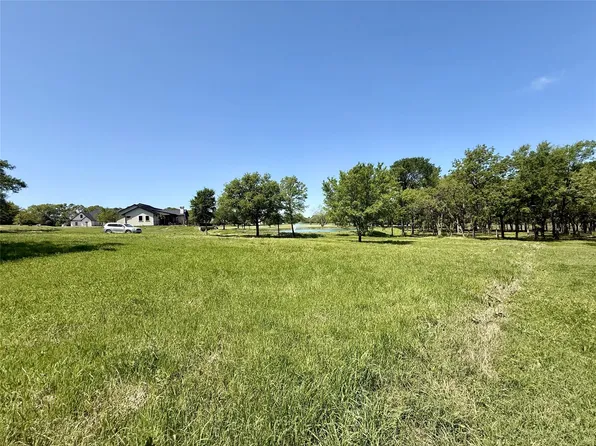 1099 Hidden Oaks Dr, Wills Point, TX 75169