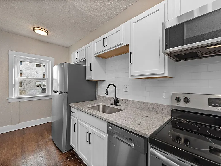 901 E Linwood Blvd — Photo 46