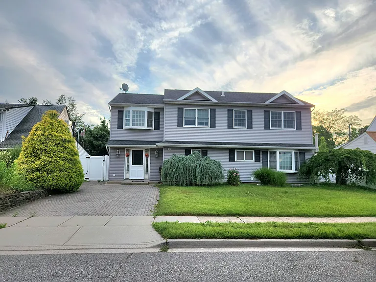 34 Arch Ln — Photo 2