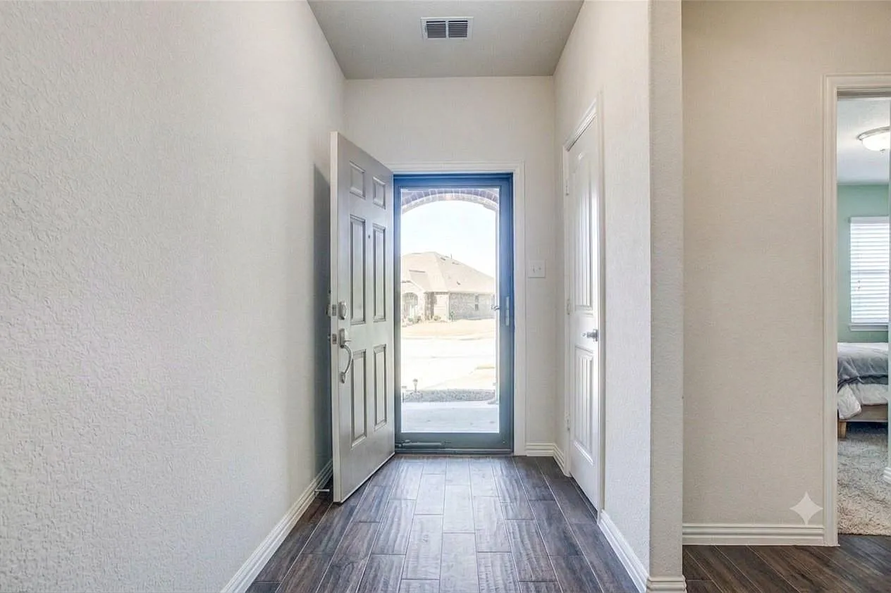 4 bed, 1999 sqft, $2,195 — Photo 3