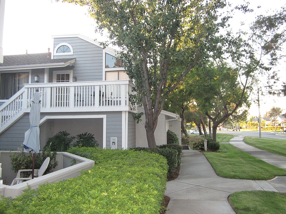 End unit facing greenbelt