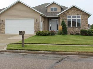 1217 Eagles View Ln, Bismarck, ND 58503