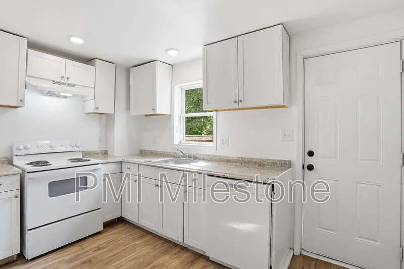 3 bed, 1.5 bath, 1300 sqft, $1,400 — Photo 4