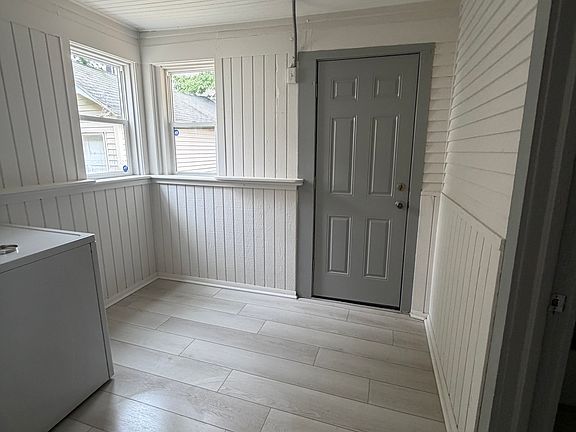 4th image of 952 Logan St SE