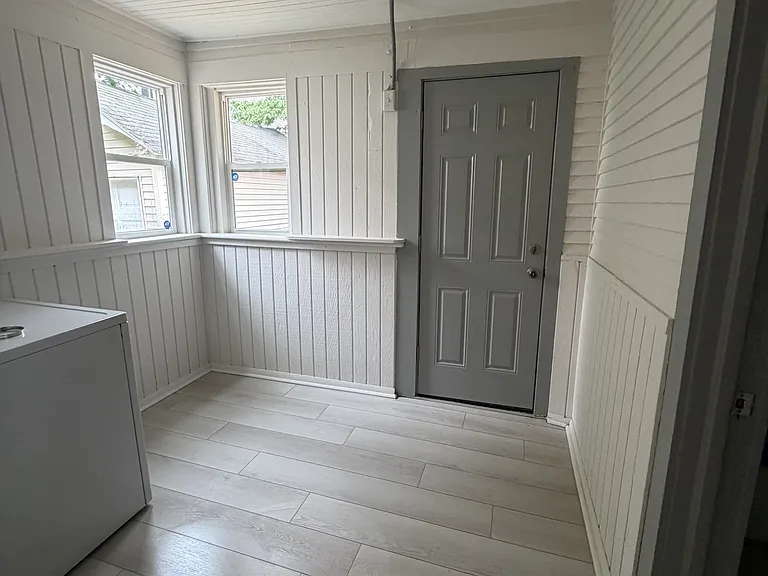 952 Logan St SE — Photo 4