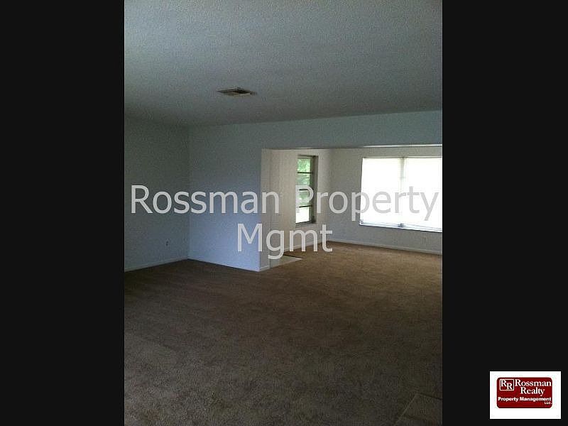 1st image of 905 Willow Dr