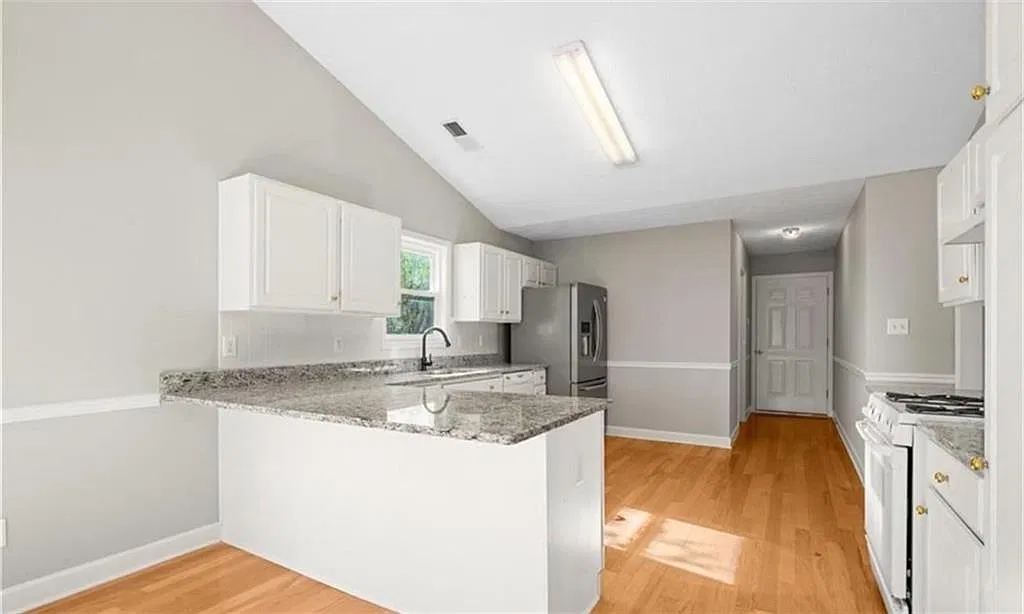 3 bed, 2.0 bath, 2417 sqft, $2,650 — Photo 2