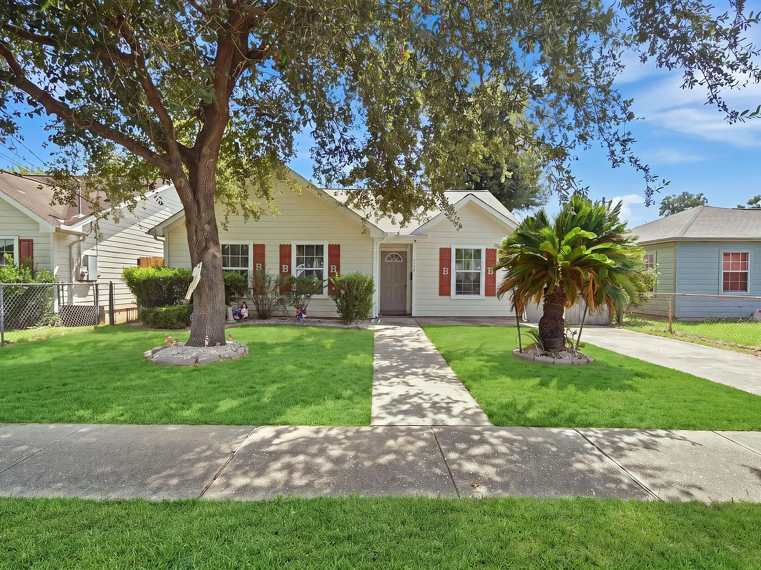 3 bed, 2.0 bath, 1700 sqft, $2,000 — Photo 3