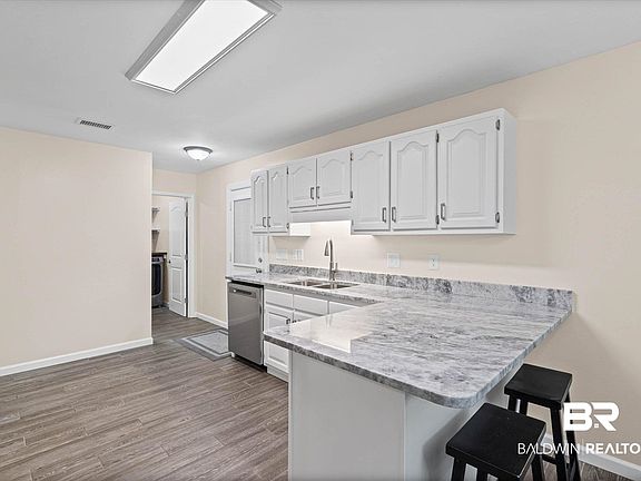 5th image of 309 Straford Cir S