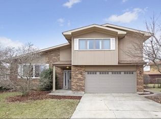 8329 Woodland Dr, Tinley Park, IL 60477