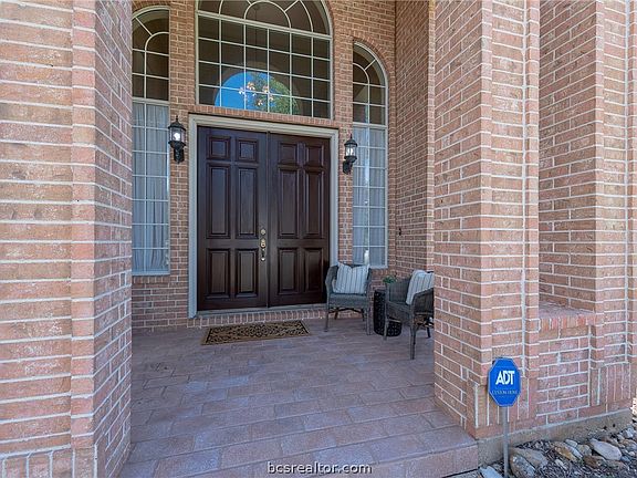 3rd image of 9209 Lake Forest Ct N