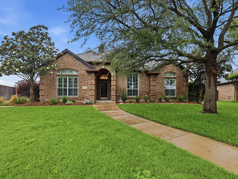 1404 Chaucer Dr — Photo 1