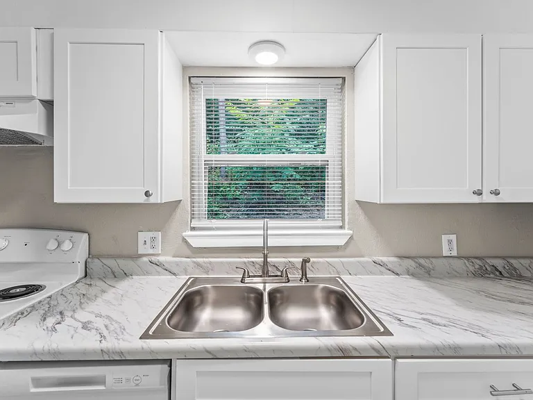 Updated 2BR Townhomes in East Ridge — Photo 4