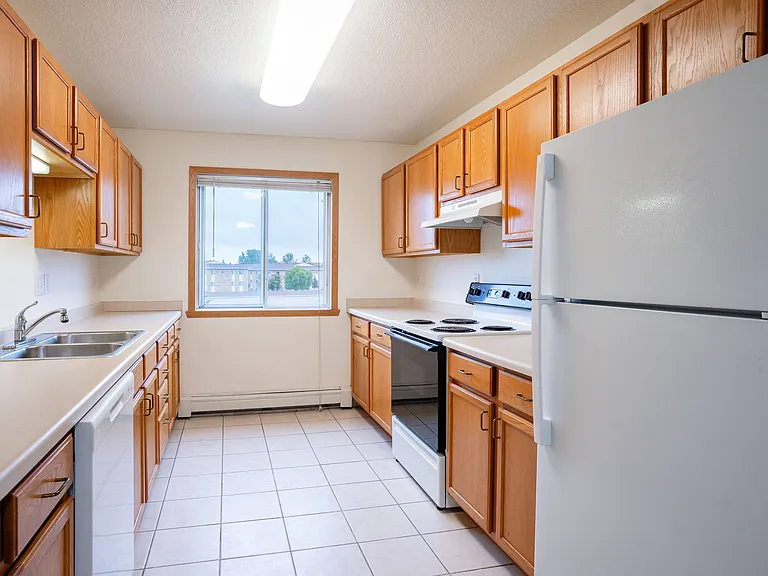 Fargo, ND Summit Point Apartments | 22A | Kitchen