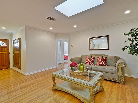 3rd image of 836 Sierra Vista Ave