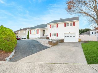 3 Brewster Gate, Massapequa, NY 11758