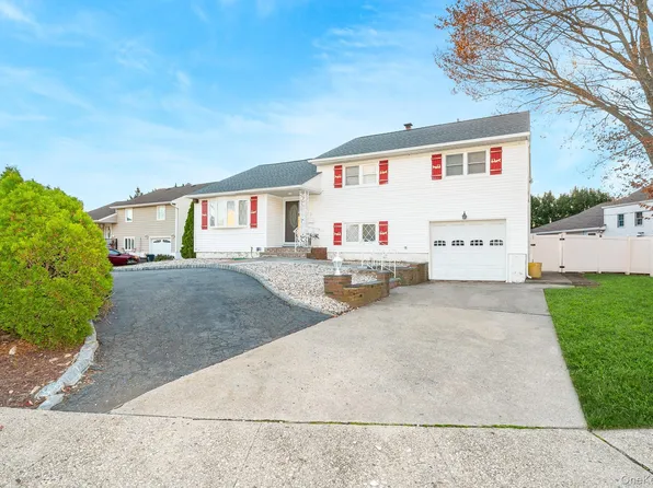 3 Brewster Gate, Massapequa, NY 11758