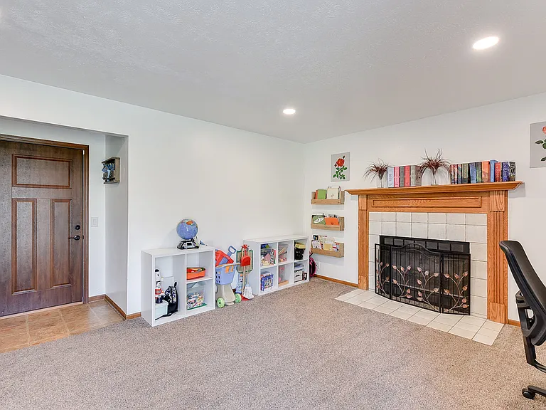 5004 S 167th Ave — Photo 16