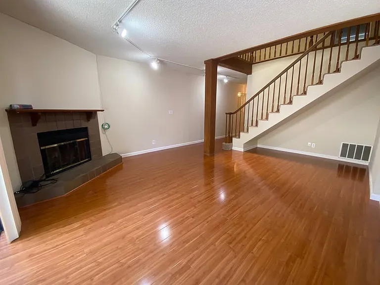 2560 Village Dr — Photo 2