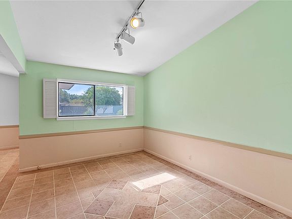 4th image of 518 Dolphin Pl