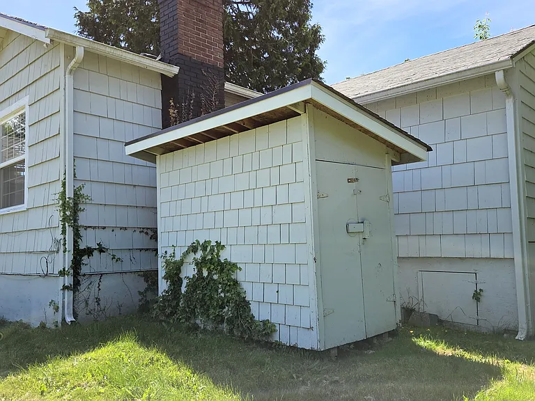 8143 10th Ave SW — Photo 3