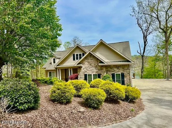200 Smoky Rock Ln, Jacksboro, TN 37757