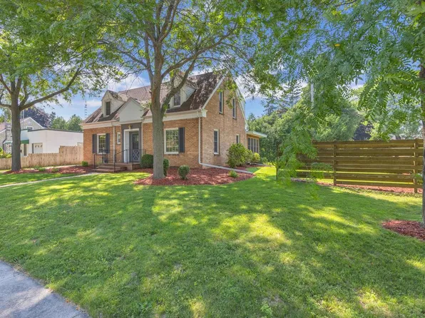 516 West Lawn BOULEVARD, Manitowoc, WI 54220