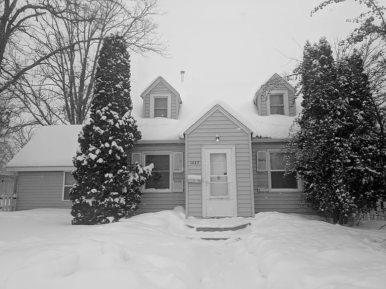 1427 Bixby Ave NE — Photo 1