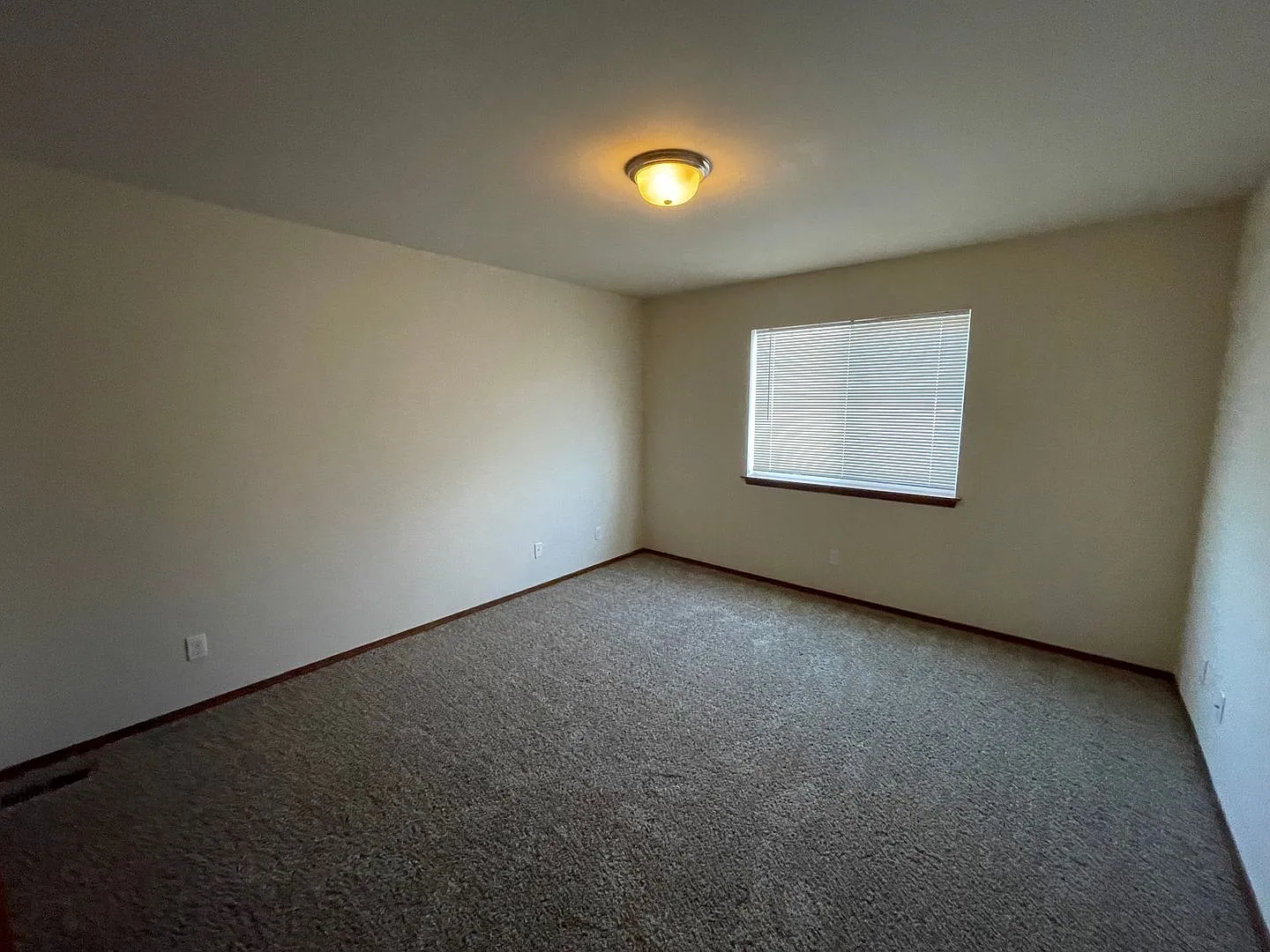 Pending Application Lovely 3 Bedroom Townhouse In The Heart Of Town — Photo 3