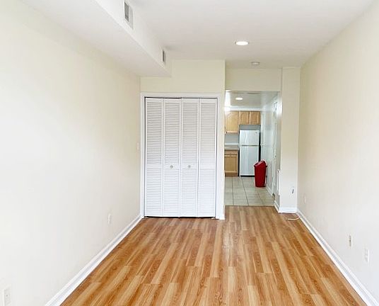 2nd image of 1637 Fleet St #1