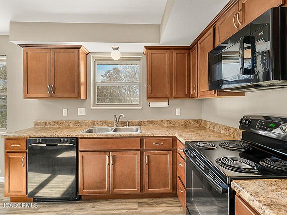 3rd image of 1916 Cedar Ln