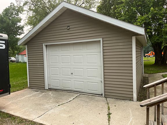 3rd image of 16133 Daisy Ave