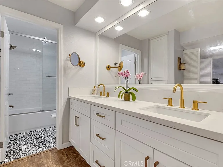 5009 Woodman Ave #108 — Photo 9