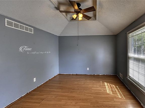 3rd image of 509 Dover Ct