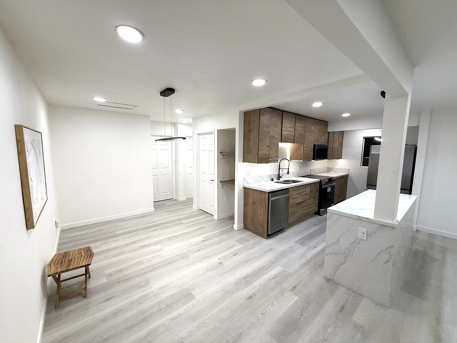 3 bed, 1100 sqft, $3,430 — Photo 2
