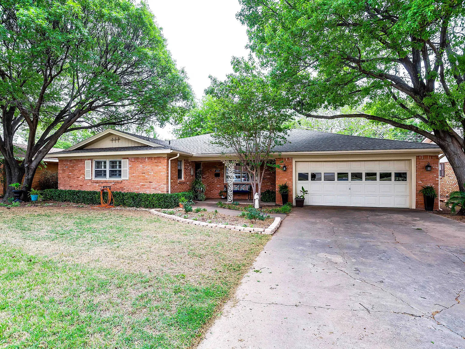 3 bed, 1927 sqft, $1,800 — Photo 1
