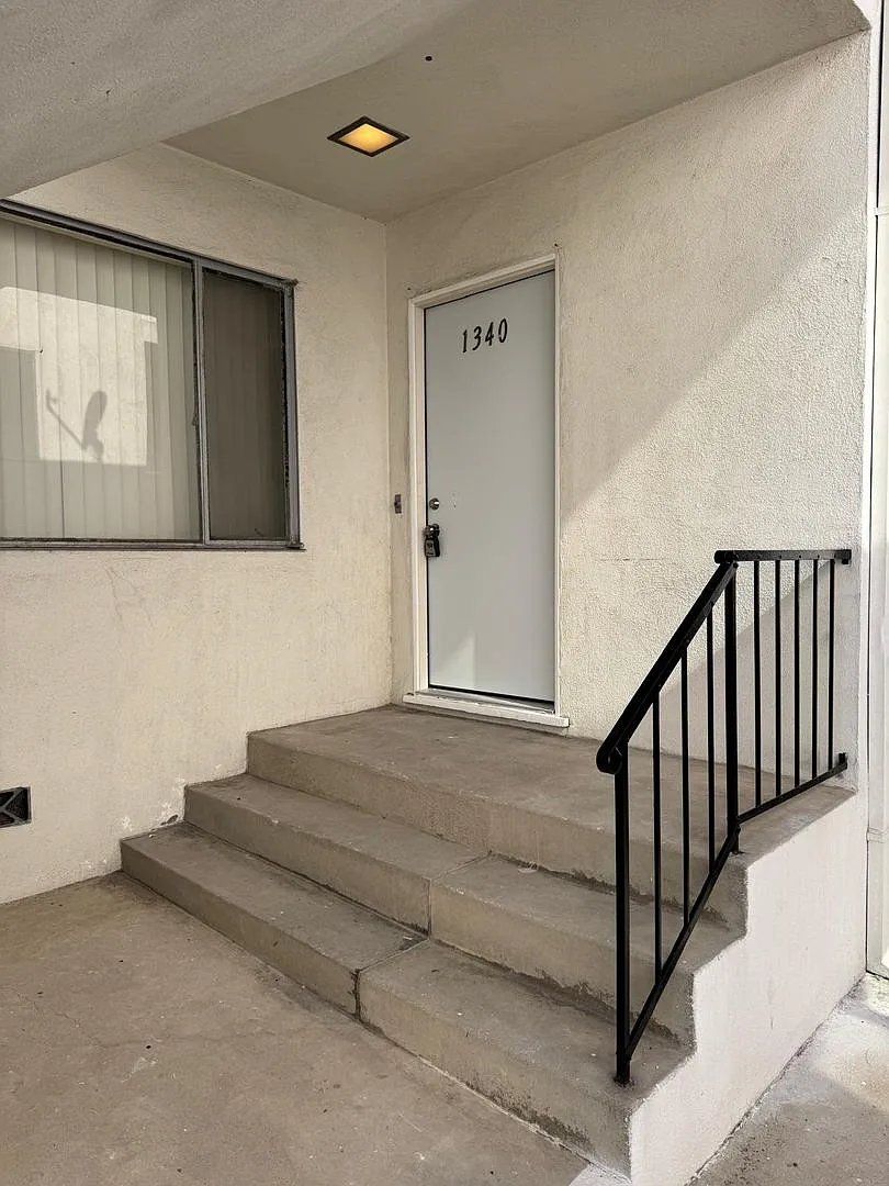 Building Photo - 1336-1340 W 9th St