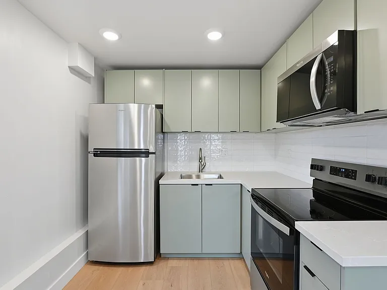 2735 Broadway #5 — Photo 9