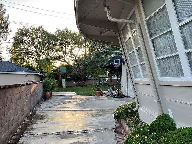 1085 Riviera Dr — Photo 4