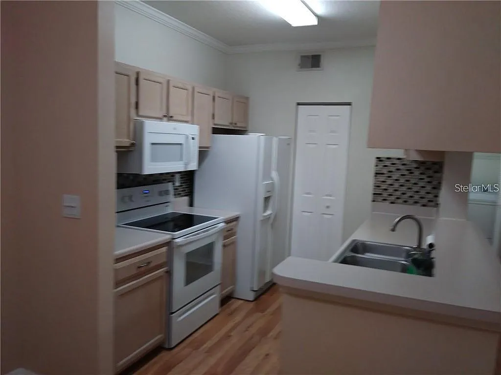 1 bed, 1.0 bath, 734 sqft, $1,300 — Photo 3