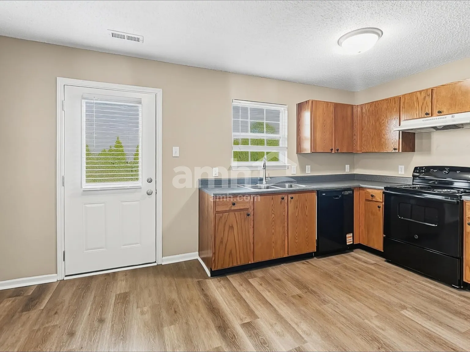 3 bed, 2.0 bath, 1220 sqft, $1,725 — Photo 4