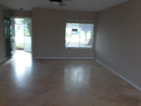 3rd image of 373 SW Belmont Cir