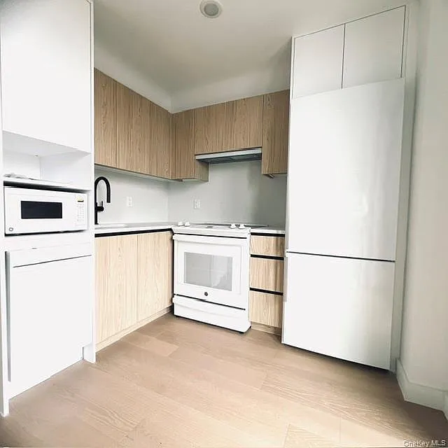 Studio, 1.0 bath, 498 sqft, $2,200 — Photo 2