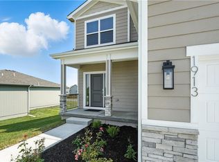 1913 SW Hightown Dr, Lees Summit, MO 64082