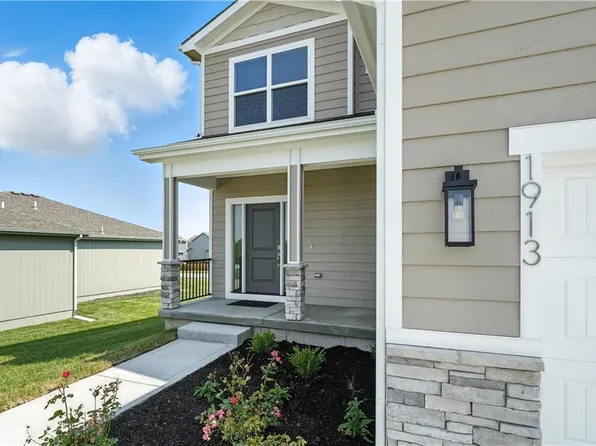 1913 SW Hightown Dr, Lees Summit, MO 64082